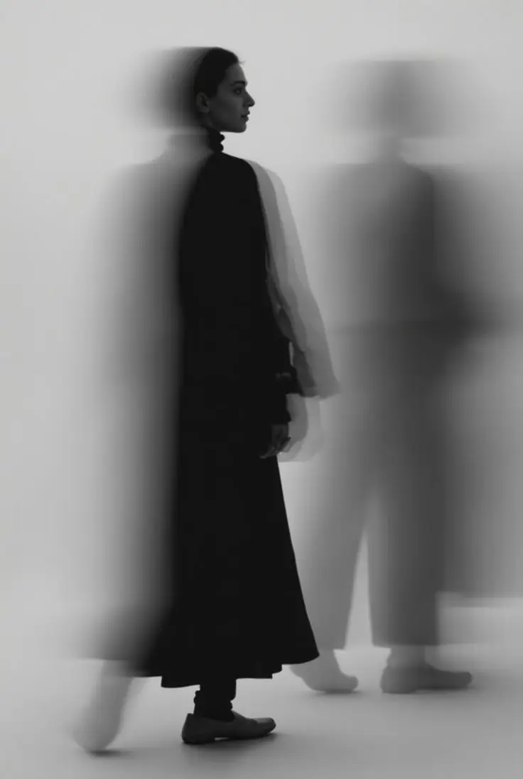 Silhouette en mouvement en noir et blanc, univers visuel de SM Agency, agence de branding à Tunis